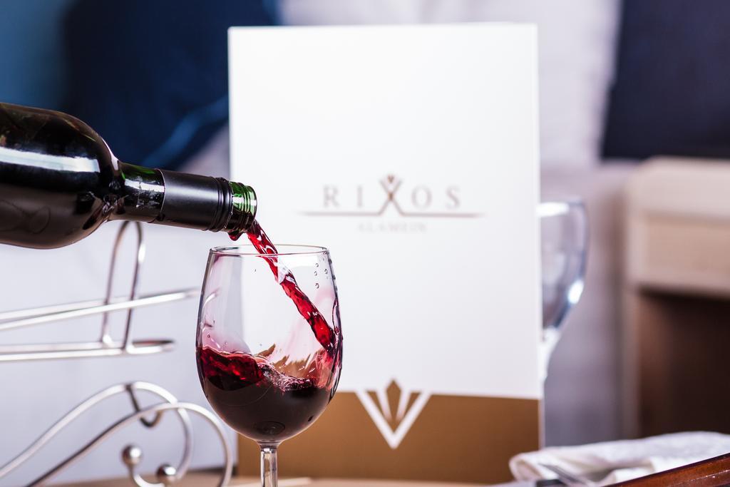 Rixos Alamein - Full Board Plus El Alamein Esterno foto Wine being poured into a wine glass