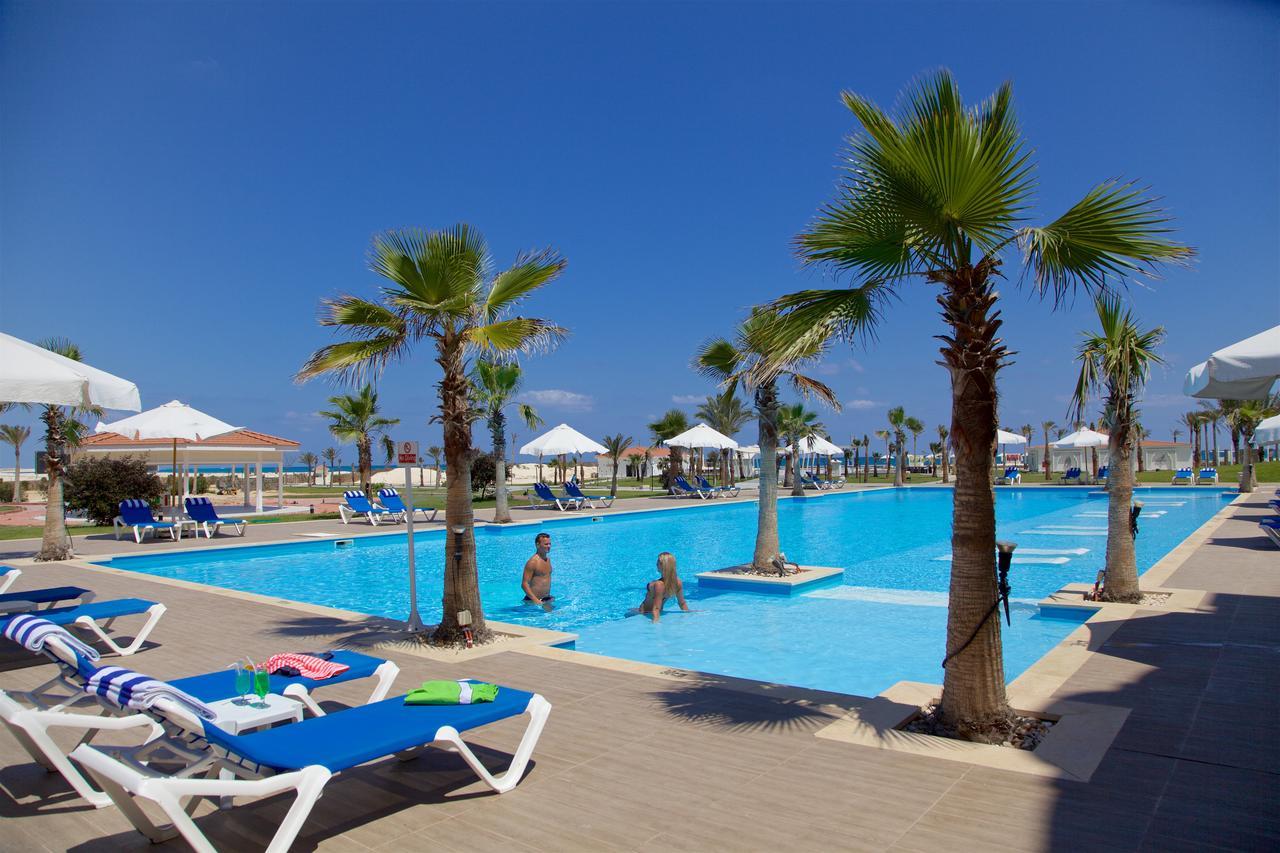 Rixos Alamein - Full Board Plus El Alamein Esterno foto A swimming pool in a hotel